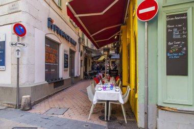 Güzel, Fransa, 6 Mart 2018. Provencal tarzı evler eski şehrin mimari görünüm olun. Sokak kafe küçük tablolar ziyaret edenler akşam bekliyoruz.. 