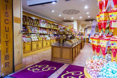 Güzel, Fransa, 7 Mart 2018. Eski şehrin Şekerleme dükkanı bir iç