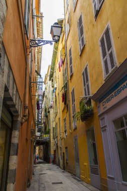 Güzel, Fransa, 6 Mart 2018. Uzkaya Caddesi eski şehir için tipik Provencal tarzı evleriyle.