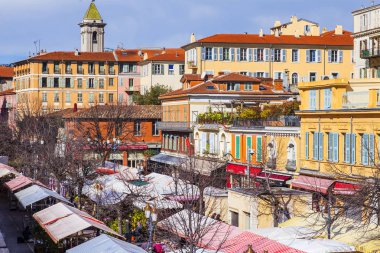 Güzel, Fransa, 7 Mart 2018. Eski şehrin tanınmış Cours Saleya piyasada. Sayaçları ile sebze, meyve ve çiftçi üretim çizgili Tente altında bulunur