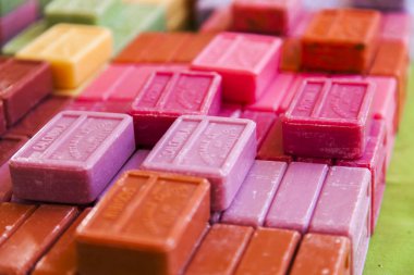 Güzel, Fransa, 7 Mart 2018. Geleneksel sabun Provence yerel doğal malzemelerle üretilen sayaçlar tanınmış Cours Saleya pazarının üzerinde yalan