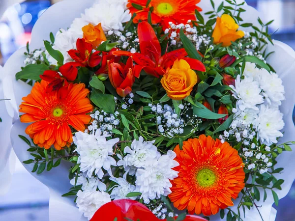Unión Hermosa Diferentes Flores Embala Como Regalo —  Fotos de Stock