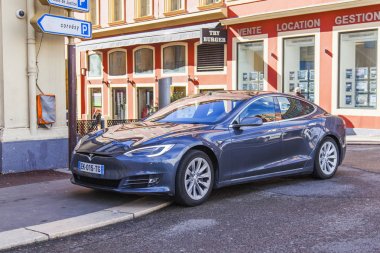 Güzel, Fransa, 7 Mart 2018. Alternatif yakıt şehrin sokak üzerinde modern Tesla otomobili