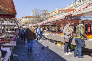 Güzel, Fransa, 7 Mart 2018. Çeşitli sebze ve meyve iyi bilinen Cours Saleya piyasada sayaçları üzerinde yerleştirilir. İnsanlar vitrinleri