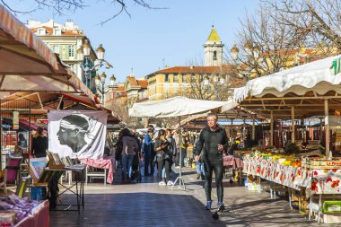 Güzel, Fransa, 7 Mart 2018. Çeşitli sebze ve meyve iyi bilinen Cours Saleya piyasada sayaçları üzerinde yerleştirilir. İnsanlar vitrinleri