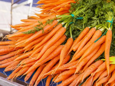 Taze havuç üzerinde Pazar bir gösteri-pencere koyulur