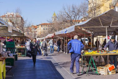 Güzel, Fransa, 7 Mart 2018. Çeşitli sebze ve meyve iyi bilinen Cours Saleya piyasada sayaçları üzerinde yerleştirilir. İnsanlar vitrinleri