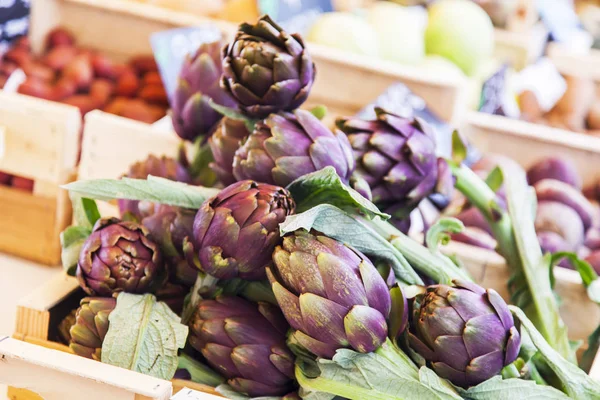 Verse Artisjokken Het Aangelegd Een Toon Venster Van Markt — Stockfoto