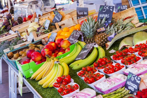 ニース フランス 2018 な野菜や果物がよく知られているクール サレヤ市場のカウンターのレイアウト — ストック写真