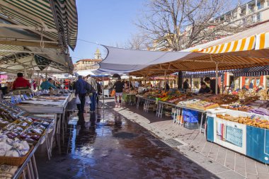 Güzel, Fransa, 7 Mart 2018. Çeşitli sebze ve meyve üzerinde iyi bilinen Cours Saleya pazarının sayaçları koyulur. 
