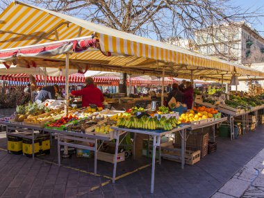 Güzel, Fransa, 7 Mart 2018. Çeşitli sebze ve meyve üzerinde iyi bilinen Cours Saleya pazarının sayaçları koyulur. 