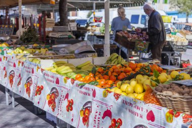 Güzel, Fransa, 7 Mart 2018. Çeşitli sebze ve meyve üzerinde iyi bilinen Cours Saleya pazarının sayaçları koyulur. 