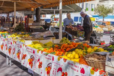 Güzel, Fransa, 7 Mart 2018. Çeşitli sebze ve meyve üzerinde iyi bilinen Cours Saleya pazarının sayaçları koyulur. 