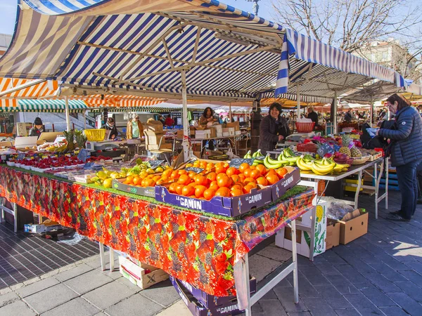 ニース フランス 2018 な野菜や果物がよく知られているクール サレヤ市場のカウンターのレイアウト — ストック写真