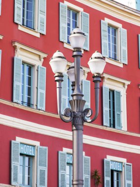 Güzel, Fransa, Fransa, 6 Mart 2018. Güzel şık lamba Massena Meydanı süsleyen