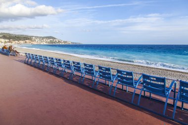 Güzel, Fransa, 7 Mart 2018. Promenade des Anglais üzerinde bir şehir karakter Tarih boyunca mavi sandalye