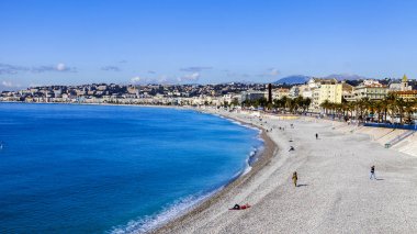 Güzel, Fransa, 9 Mart 2018. Hill Shato bir görünümden Promenade des Anglais üzerinde defne ve çakıl plaj onun kıyısında