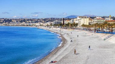 Güzel, Fransa, 9 Mart 2018. Hill Shato bir görünümden Promenade des Anglais üzerinde defne ve çakıl plaj onun kıyısında