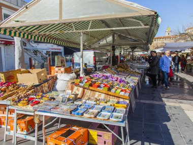 Güzel, Fransa, 7 Mart 2018. Çeşitli sebze ve meyve üzerinde iyi bilinen Cours Saleya pazarının sayaçları koyulur.