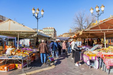 Güzel, Fransa, 7 Mart 2018. Çeşitli sebze ve meyve üzerinde iyi bilinen Cours Saleya pazarının sayaçları koyulur.