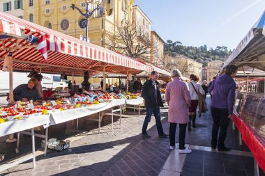 Güzel, Fransa, 7 Mart 2018. Çeşitli sebze ve meyve üzerinde iyi bilinen Cours Saleya pazarının sayaçları koyulur.