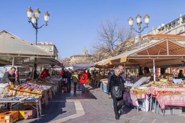 Güzel, Fransa, 7 Mart 2018. Çeşitli sebze ve meyve üzerinde iyi bilinen Cours Saleya pazarının sayaçları koyulur.