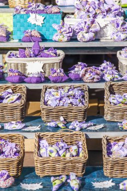 Güzel, Fransa, 7 Mart 2018. Geleneksel hatıra Provence çuval kuru kokulu otlar ile gelen tanınmış Cours Saleya piyasada sayaçları üzerinde yalan