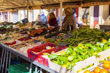 Güzel, Fransa, 7 Mart 2018. Çeşitli sebze ve meyve üzerinde iyi bilinen Cours Saleya pazarının sayaçları koyulur.