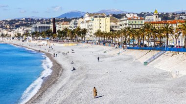 Güzel, Fransa, 9 Mart 2018. Hill Shato bir görünümden Promenade des Anglais üzerinde defne ve çakıl plaj onun kıyısında