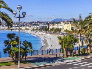 Güzel, Fransa, 9 Mart 2018. Hill Shato bir görünümden Promenade des Anglais üzerinde defne ve çakıl plaj onun kıyısında