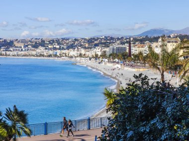 Güzel, Fransa, 9 Mart 2018. Hill Shato bir görünümden Promenade des Anglais üzerinde defne ve çakıl plaj onun kıyısında