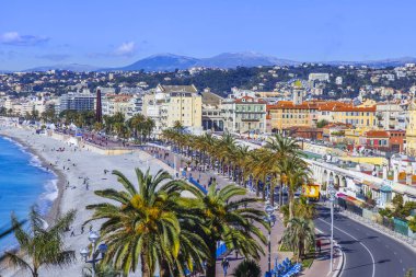 Güzel, Fransa, 9 Mart 2018. Hill Shato bir görünümden Promenade des Anglais üzerinde defne ve çakıl plaj onun kıyısında