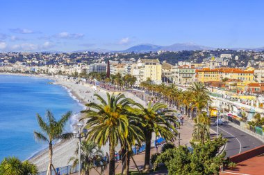 Güzel, Fransa, 9 Mart 2018. Hill Shato bir görünümden Promenade des Anglais üzerinde defne ve çakıl plaj onun kıyısında