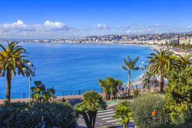 Güzel, Fransa, 9 Mart 2018. Hill Shato bir görünümden Promenade des Anglais üzerinde defne ve çakıl plaj onun kıyısında