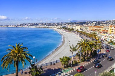 Güzel, Fransa, 9 Mart 2018. Hill Shato bir görünümden Promenade des Anglais üzerinde defne ve çakıl plaj onun kıyısında