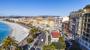 Güzel, Fransa, 9 Mart 2018. Hill Shato bir görünümden Promenade des Anglais üzerinde defne ve çakıl plaj onun kıyısında