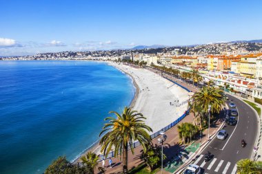 Güzel, Fransa, 9 Mart 2018. Hill Shato bir görünümden Promenade des Anglais üzerinde defne ve çakıl plaj onun kıyısında