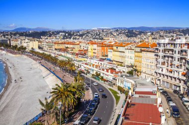 Güzel, Fransa, 9 Mart 2018. Hill Shato bir görünümden Promenade des Anglais üzerinde defne ve çakıl plaj onun kıyısında