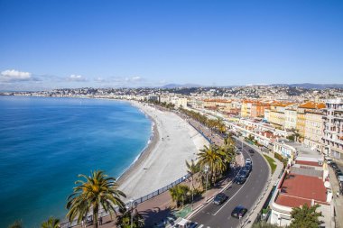 Güzel, Fransa, 9 Mart 2018. Hill Shato bir görünümden Promenade des Anglais üzerinde defne ve çakıl plaj onun kıyısında