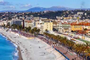 Güzel, Fransa, 9 Mart 2018. Hill Shato bir görünümden Promenade des Anglais üzerinde defne ve çakıl plaj onun kıyısında
