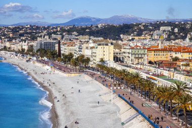 Güzel, Fransa, 9 Mart 2018. Hill Shato bir görünümden Promenade des Anglais üzerinde defne ve çakıl plaj onun kıyısında