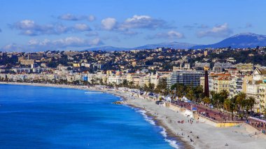 Güzel, Fransa, 9 Mart 2018. Hill Shato bir görünümden Promenade des Anglais üzerinde defne ve çakıl plaj onun kıyısında