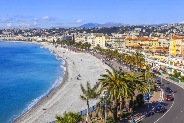 Güzel, Fransa, 9 Mart 2018. Hill Shato bir görünümden Promenade des Anglais üzerinde defne ve çakıl plaj onun kıyısında