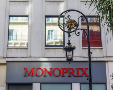 Güzel, Fransa, 9 Mart 2018. Güneş sokak dükkanı bir iz üzerinde dekorasyon güzel eski lambası ışıklar