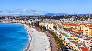 Güzel, Fransa, 9 Mart 2018. Promenade des Anglais üzerinde defne ve çakıl plaj onun kıyısında Hill Shato anket platformu üzerinden bir görünüm