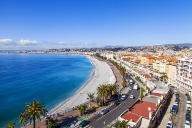 Güzel, Fransa, 9 Mart 2018. Promenade des Anglais üzerinde defne ve çakıl plaj onun kıyısında Hill Shato anket platformu üzerinden bir görünüm