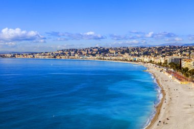 Güzel, Fransa, 9 Mart 2018. Promenade des Anglais üzerinde defne ve çakıl plaj onun kıyısında Hill Shato anket platformu üzerinden bir görünüm