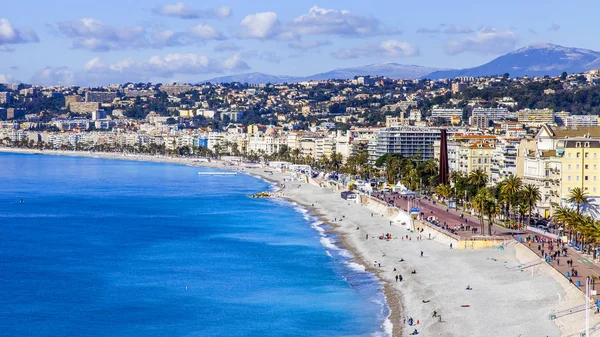 Güzel, Fransa, 9 Mart 2018. Promenade des Anglais üzerinde defne ve çakıl plaj onun kıyısında Hill Shato anket platformu üzerinden bir görünüm