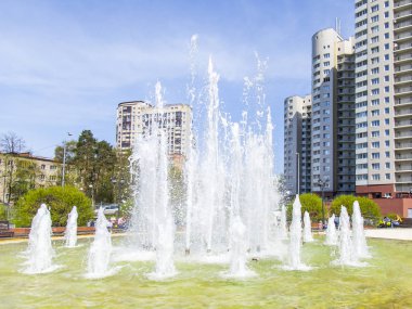 Pushkino, Rusya, 4 Mayıs 2018. Suya düşmüş asker bir anıt bir parçası tarafından şehir yalyatsya orta kısmında