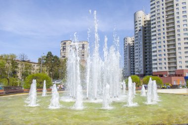 Pushkino, Rusya, 4 Mayıs 2018. Suya düşmüş asker bir anıt bir parçası tarafından şehir yalyatsya orta kısmında